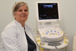 Foto Dr. med. Heike Weber am Ultraschall-Gerät